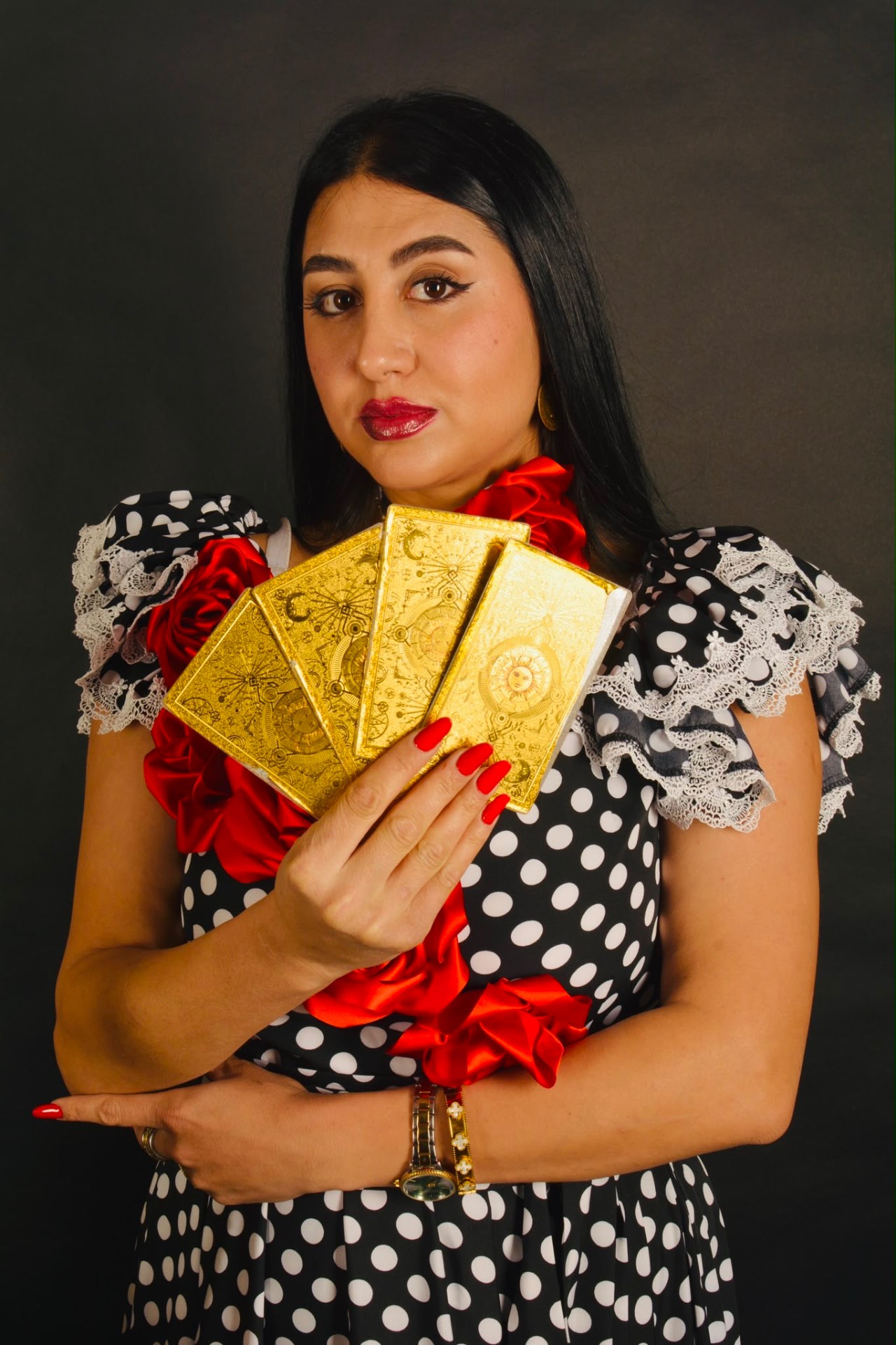 Edera cu evantaiul de cărți aurii de tarot